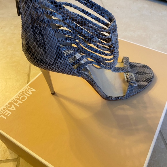 Michael Kors Embossed leather sandal - Picture 1 of 3